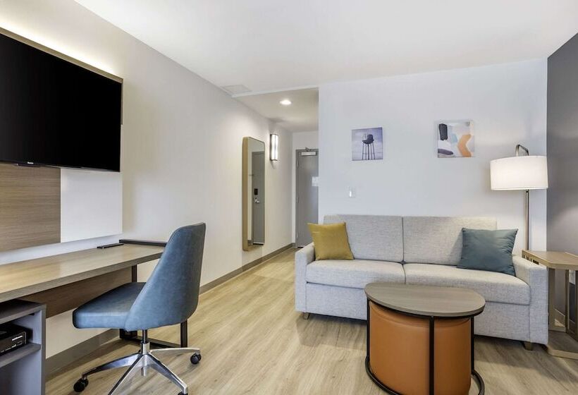 스위트, Comfort Inn & Suites Newark Liberty International Airport