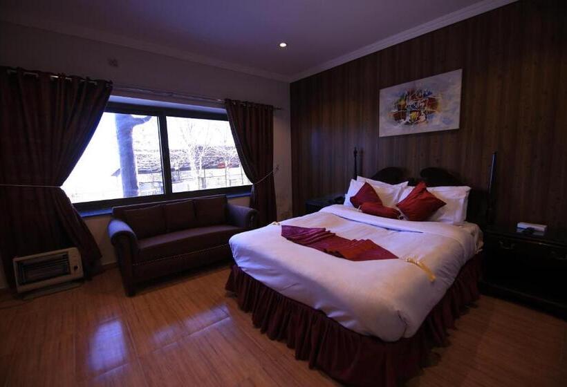 اتاق خانوادگی با چشمانداز باغ, Cozy Knock