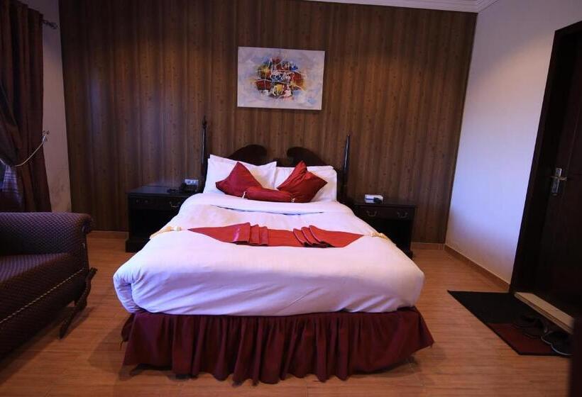 اتاق خانوادگی با چشمانداز باغ, Cozy Knock