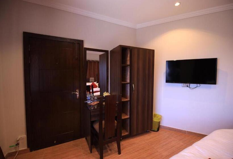 اتاق خانوادگی با چشمانداز باغ, Cozy Knock
