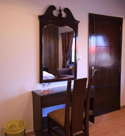 اتاق خانوادگی با چشمانداز باغ, Cozy Knock