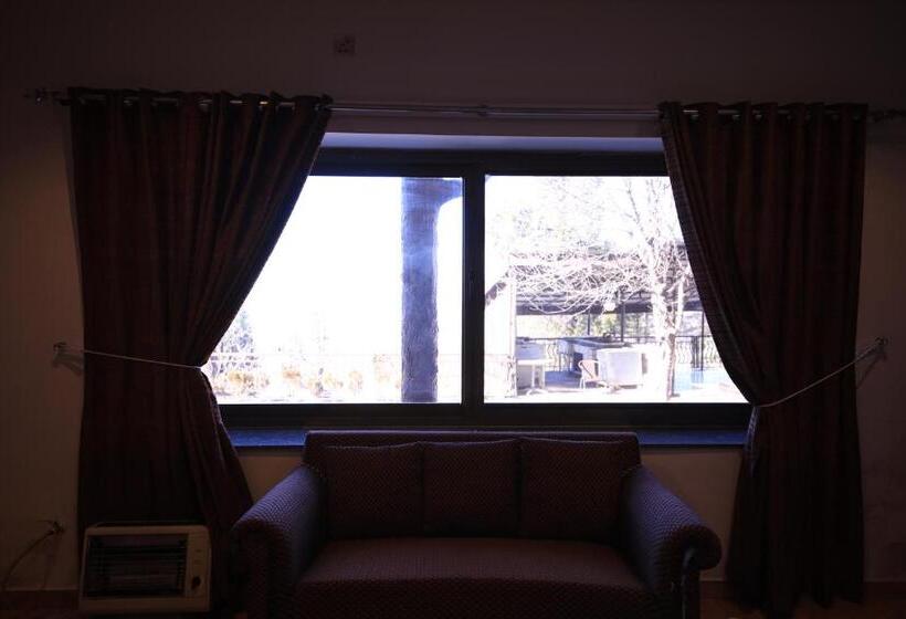 اتاق خانوادگی با چشمانداز باغ, Cozy Knock