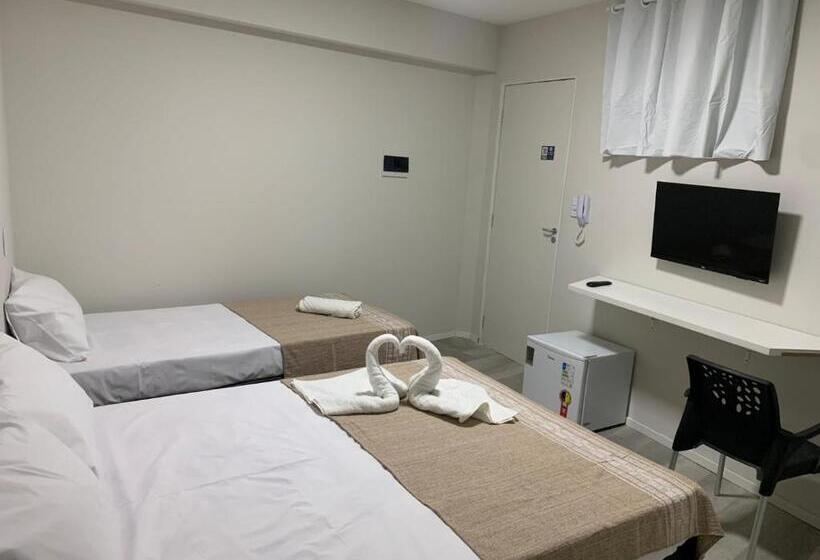 חדר סטנדרט לשלושה, Fênix