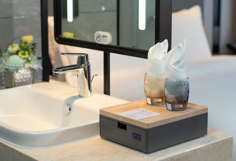 스탠다드 룸 킹사이즈 침대, Holiday Inn Express Changsha Development Zone, An Ihg