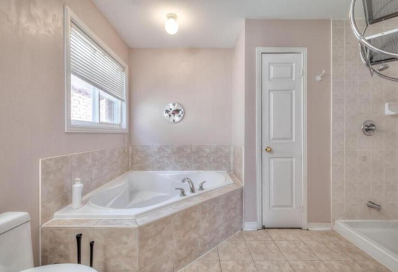 جناح عائلي, Luxury Villas In Ajax And Scarborough