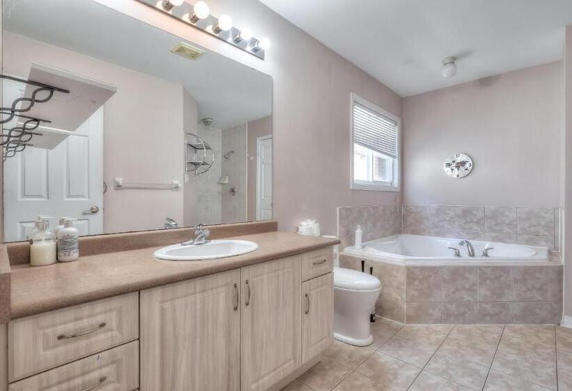 جناح عائلي, Luxury Villas In Ajax And Scarborough