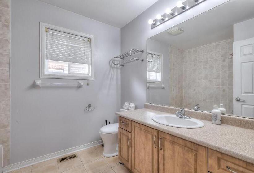 جناح عائلي, Luxury Villas In Ajax And Scarborough