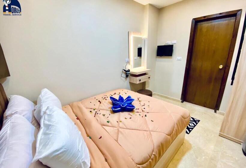 اتاق اکونومی, Hola Pyramids Inn