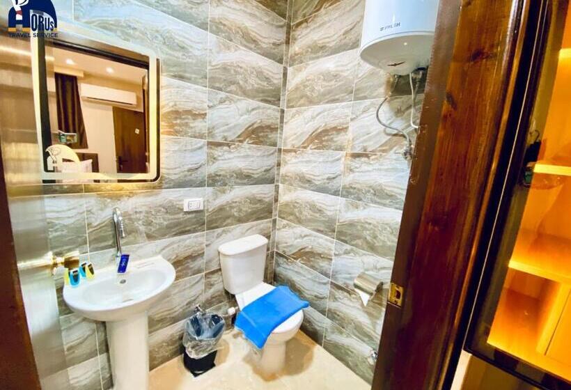 اتاق اکونومی, Hola Pyramids Inn