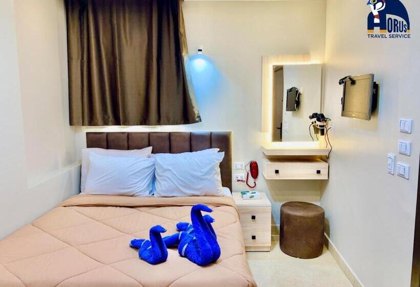 اتاق اکونومی, Hola Pyramids Inn