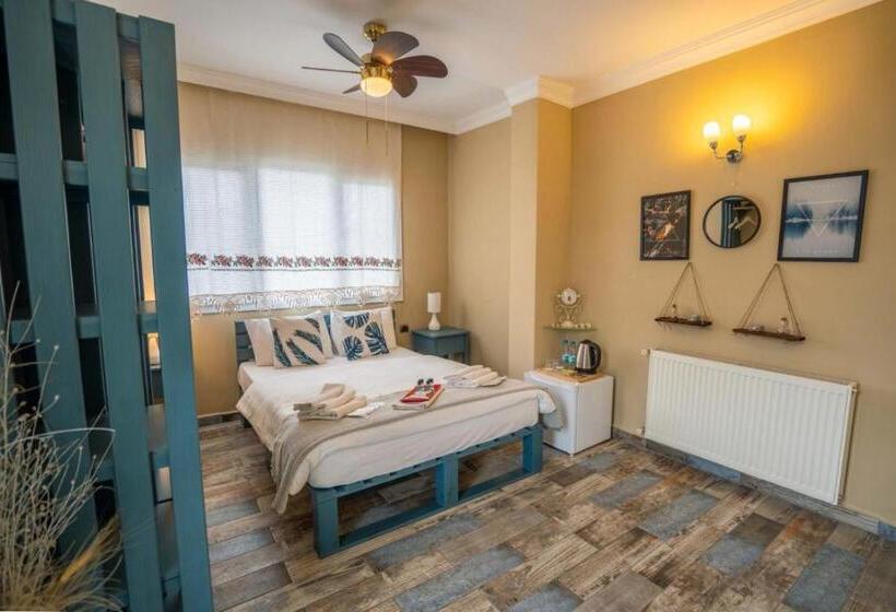 غرفة قياسية مزوَّدة بشُرفة, Cunda Ada Kızı Otel