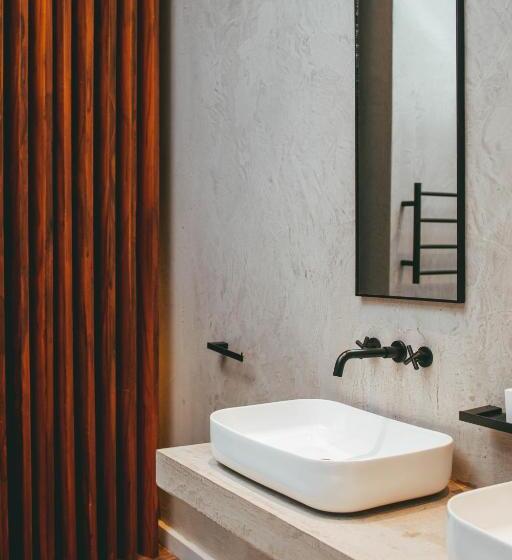 سوییت جونیور با بالکن, Burundi Palace Boutique