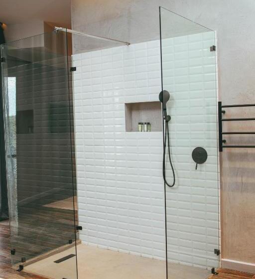 جناح جونيور مزوَّد بشرفة, Burundi Palace Boutique