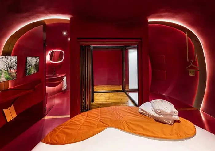 Deluxe-bungalow, Cherry Sculpture