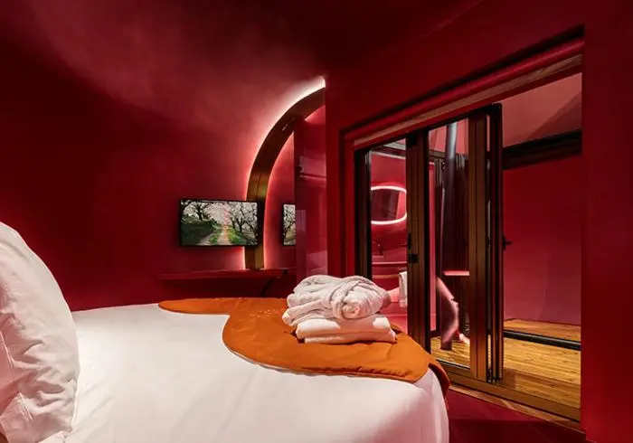 Deluxe-bungalow, Cherry Sculpture