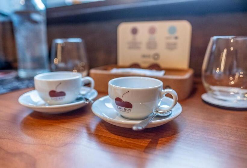 スーペリアールーム, Cherry Sculpture