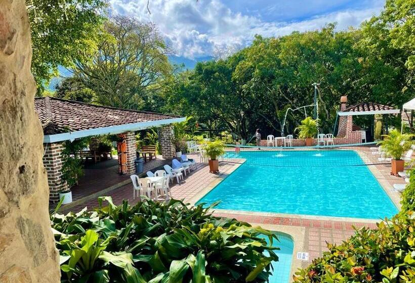 Номер Стандарт, Familia Casa Blanca