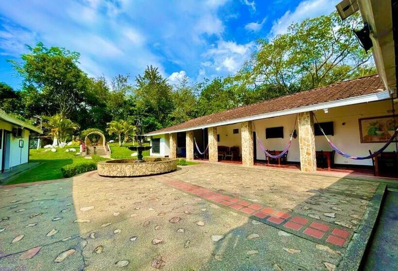 Номер Стандарт, Familia Casa Blanca