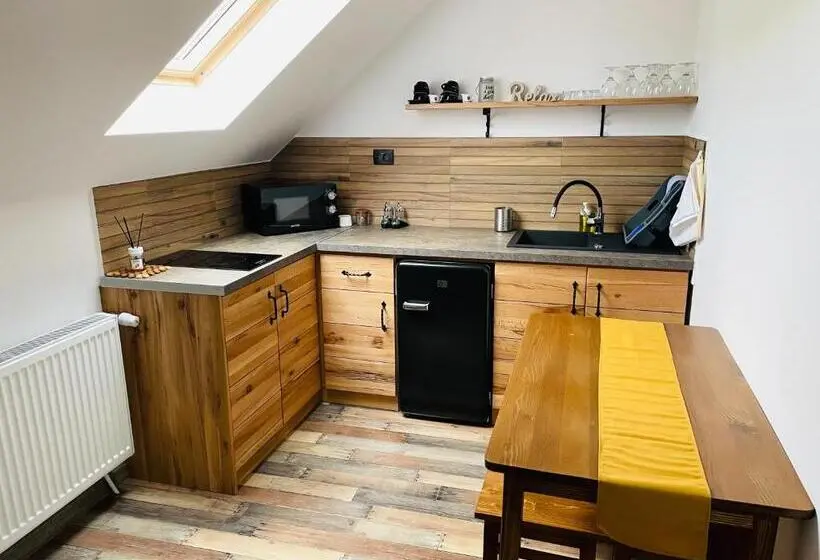 Perhestudio, Pensiunea Alszegi Panzió