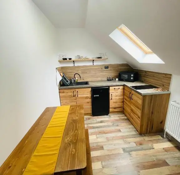 Perhestudio, Pensiunea Alszegi Panzió