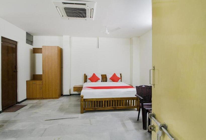 트리플 클래식 룸, Oyo Sree Laxmi In