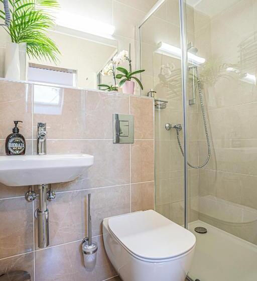 标准单人间, Villa Park