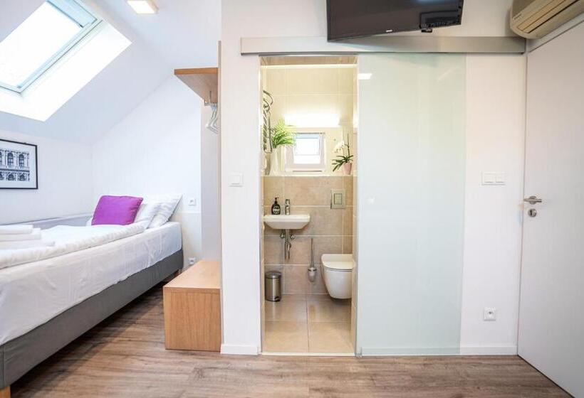 标准三人间, Villa Park