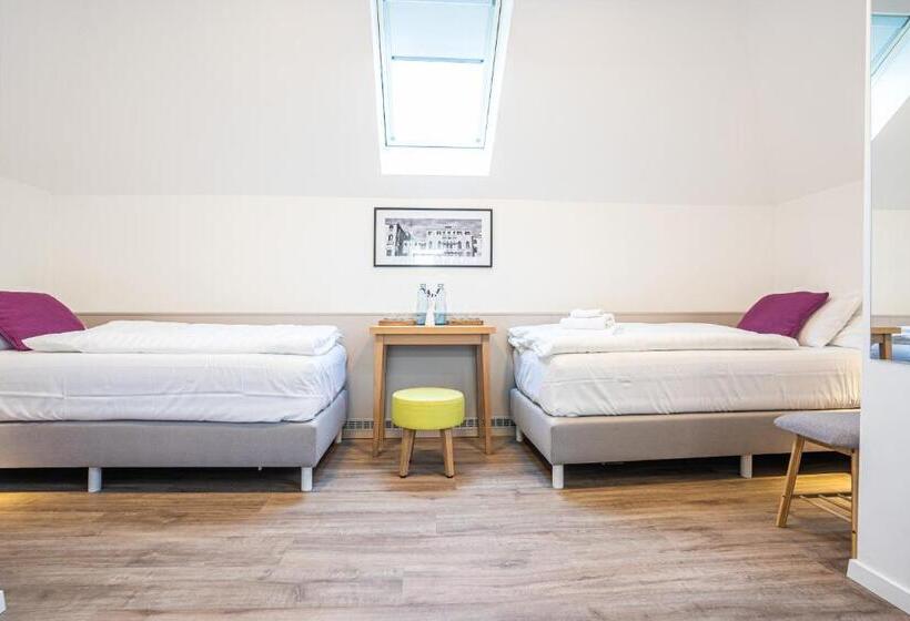 标准三人间, Villa Park