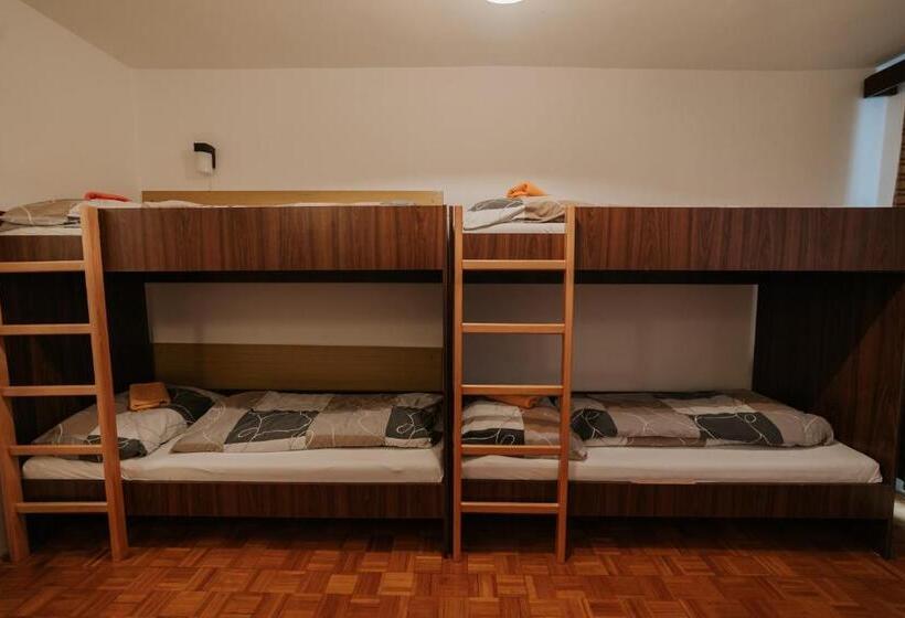اتاق استاندارد چهار تخته, Dom Horskej Služby