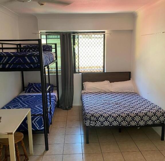 패밀리 룸 공용 욕실, Arrival Lodge Hostel Accommodation
