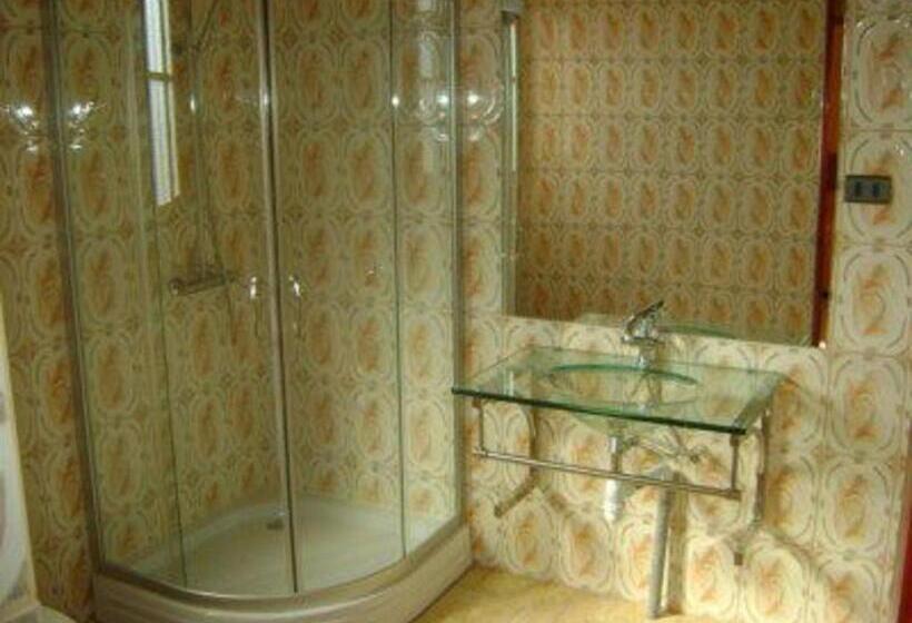 اتاق استاندارد سه نفره, La Casona