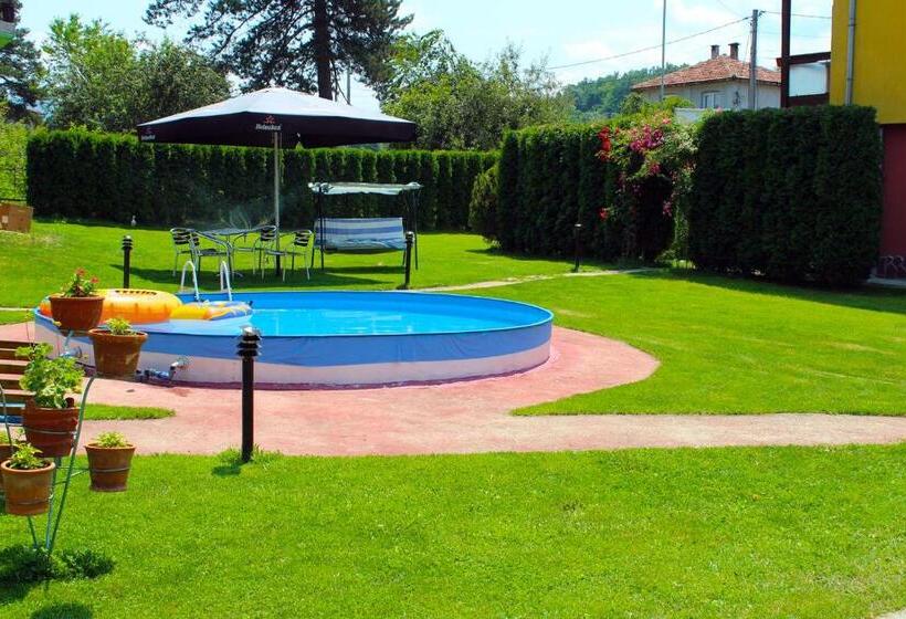 חדר משפחתי, Vila Livadeto