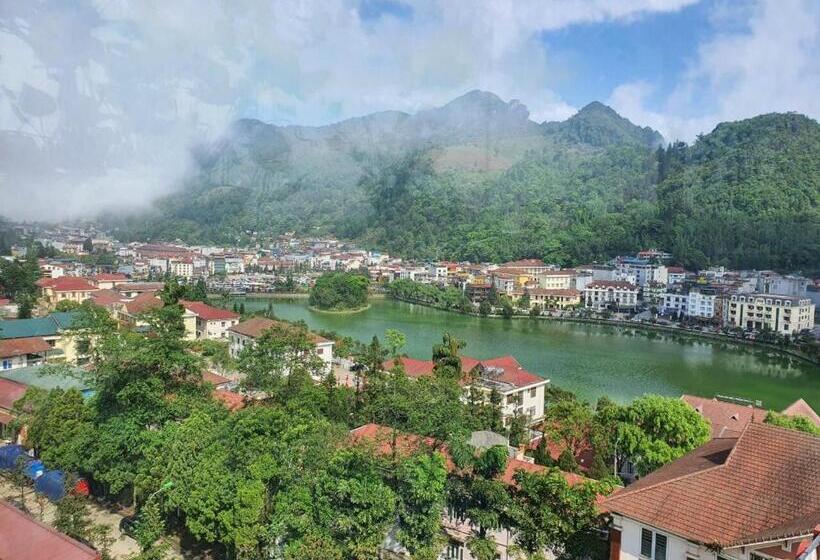 Suite with lake view, Bing Sapa