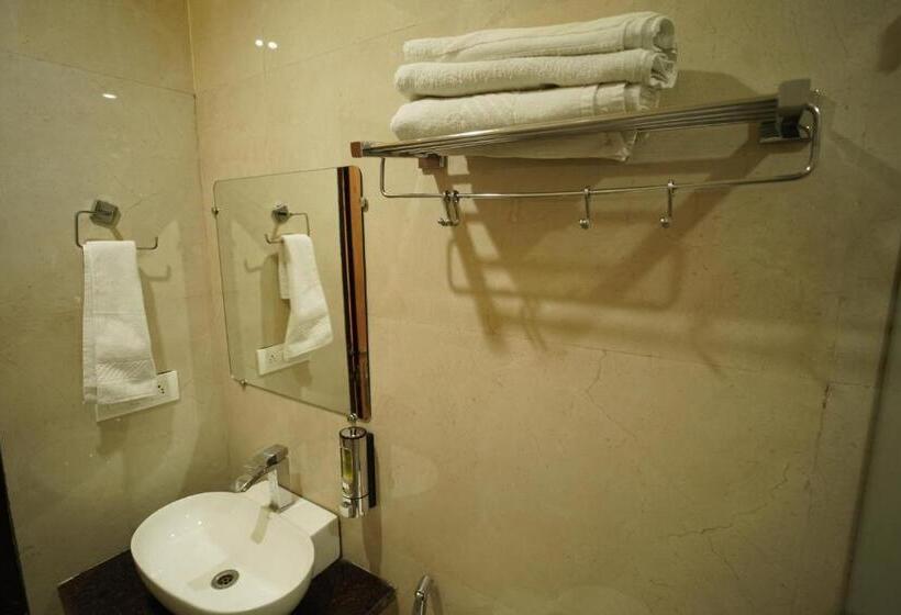 חדר סטנדרט לשלושה עם מרפסת, Anant Rishikesh