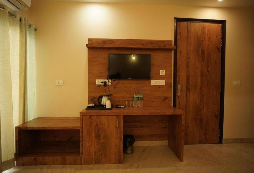 חדר סטנדרט לשלושה עם מרפסת, Anant Rishikesh