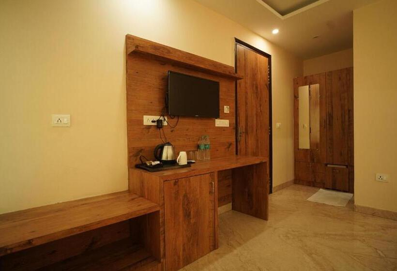 חדר סטנדרט לשלושה עם מרפסת, Anant Rishikesh