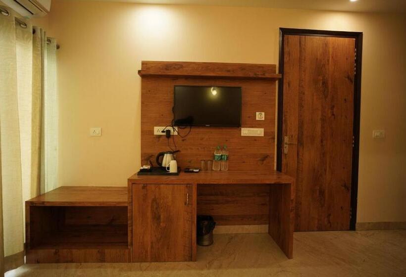 חדר סטנדרט לשלושה עם מרפסת, Anant Rishikesh