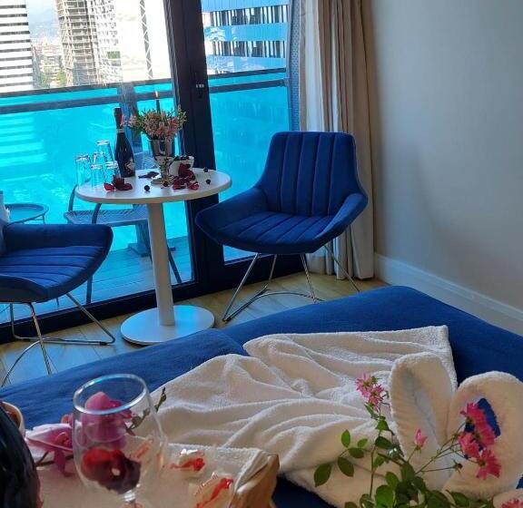 استودیو خانوادگی, Beach Hotel Orbi City