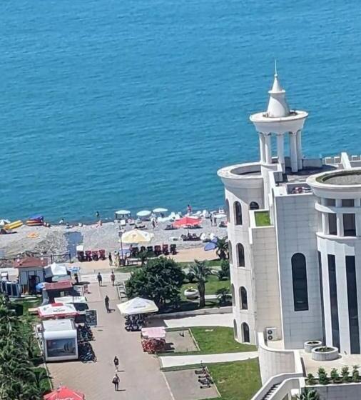 استودیو خانوادگی, Beach Hotel Orbi City