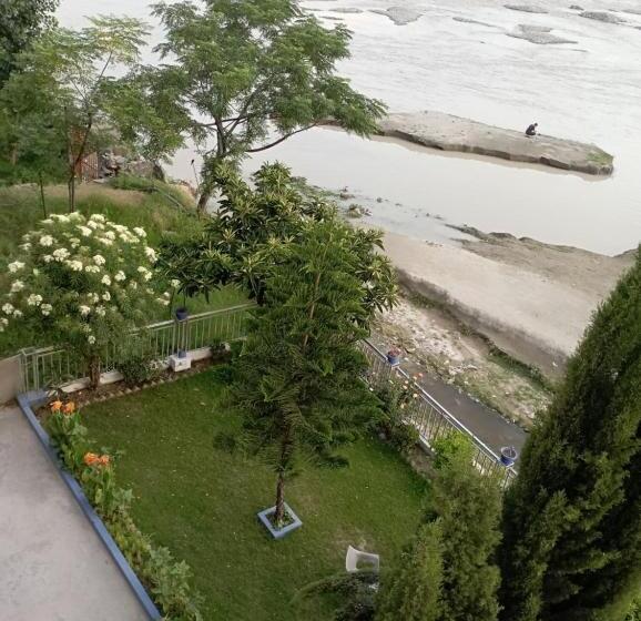خانه 1 خوابه, River Breeze Family Hotel, Swat