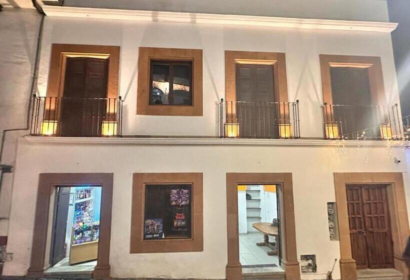 חדר דלוקס, Centrico House