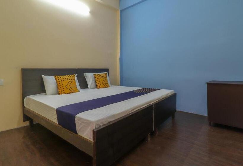 חדר קלאסי לשלושה, Oyo Av Inn