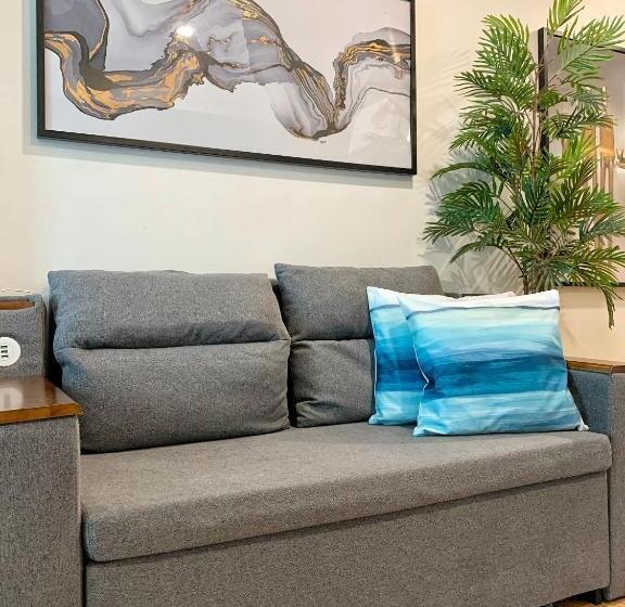 سوئیت با بالکن, Manila Homes Azure 1br Beach View