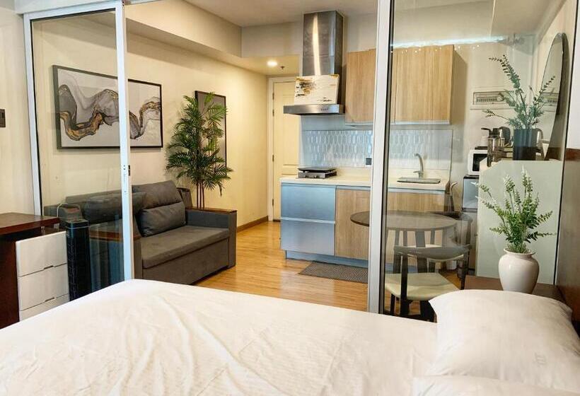 سوئیت با بالکن, Manila Homes Azure 1br Beach View