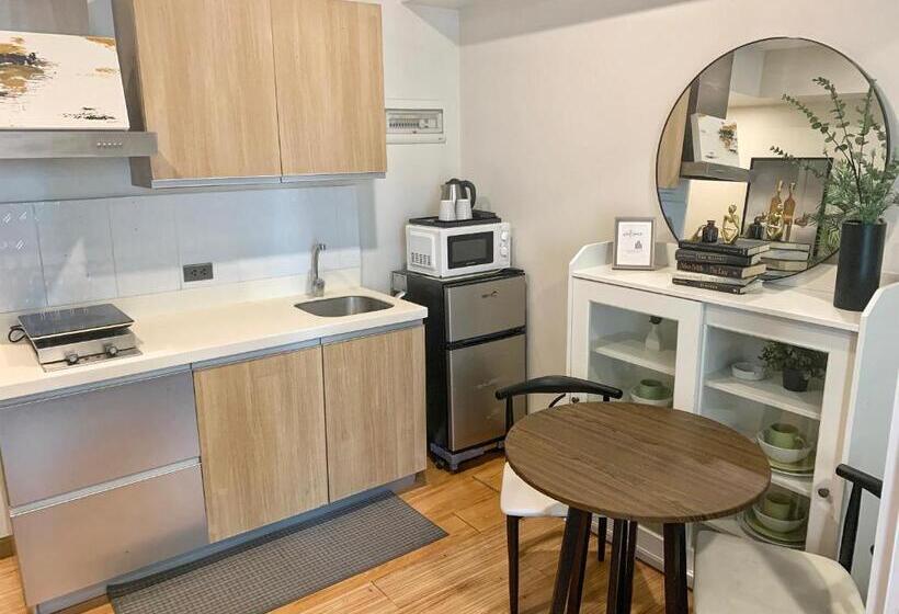 سوئیت با بالکن, Manila Homes Azure 1br Beach View