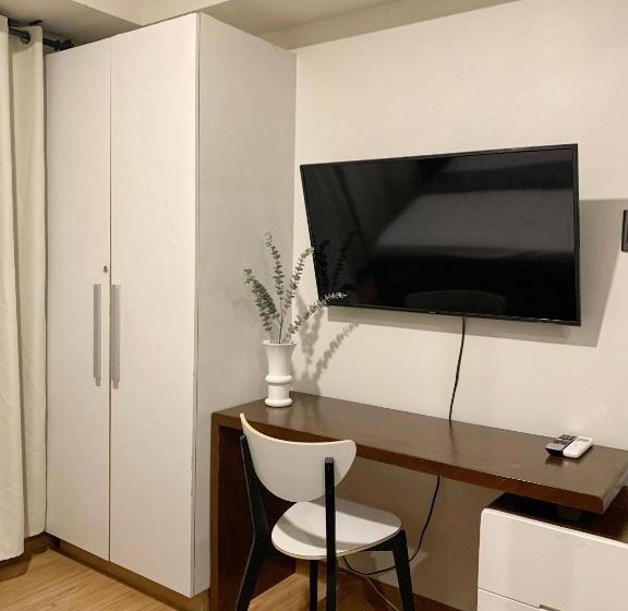 سوئیت با بالکن, Manila Homes Azure 1br Beach View