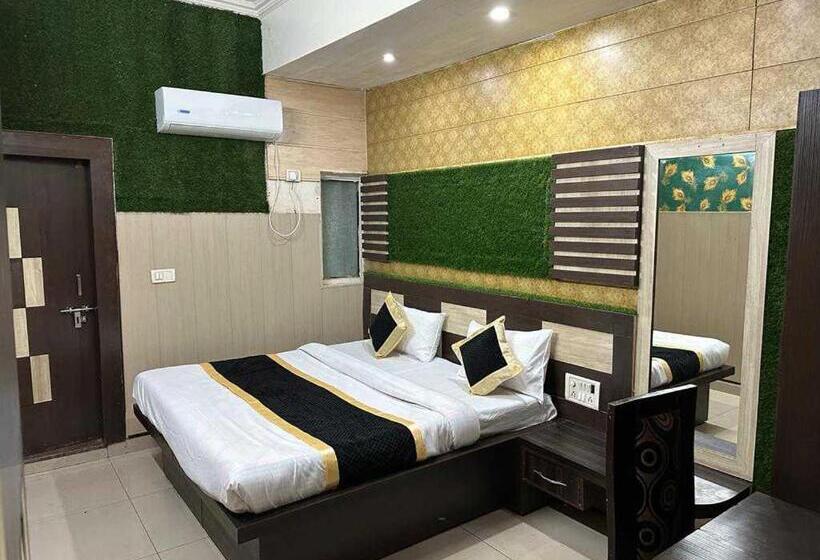 Трехместный Номер Классика, Oyo Flagship Hotel Alpine Inn