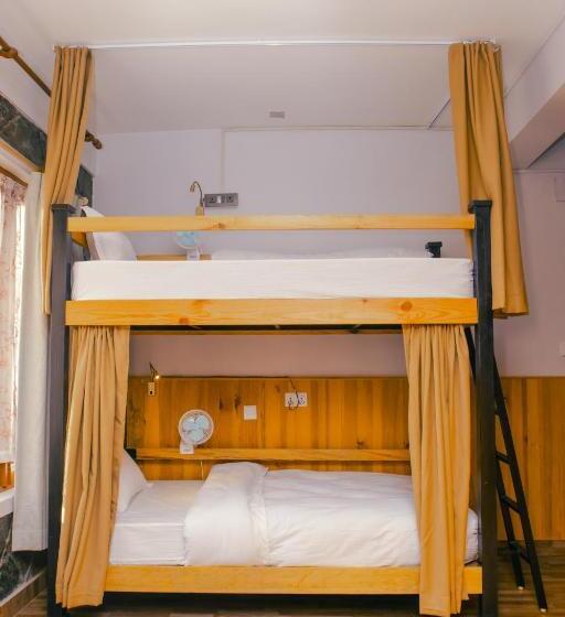 تختخواب در اتاق مشترک, Roamers Inn Hostel