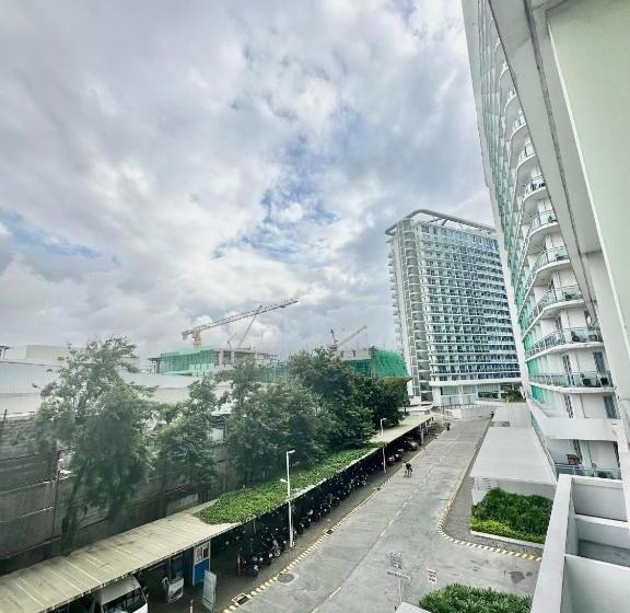 חדר משפחתי, Stayover At Azure