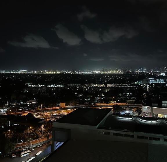 חדר משפחתי, Stayover At Azure